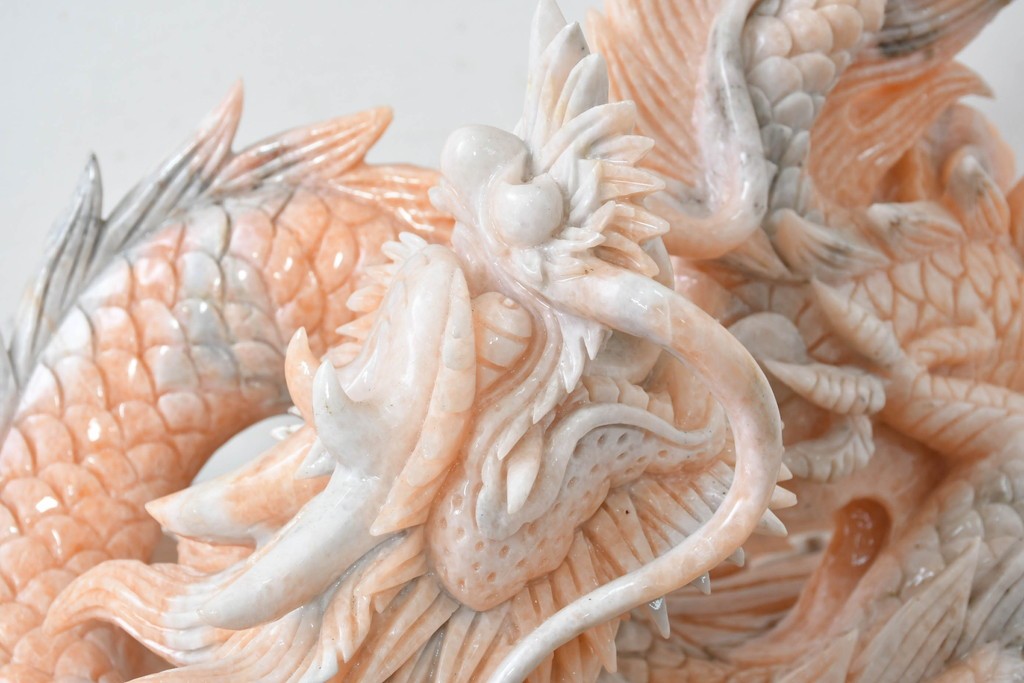 日本製　ピンク色の大理石で表現した躍動感あふれる龍の彫刻　(R-086832)