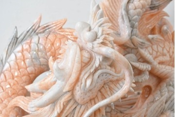 日本製　ピンク色の大理石で表現した躍動感あふれる龍の彫刻　(R-086832)