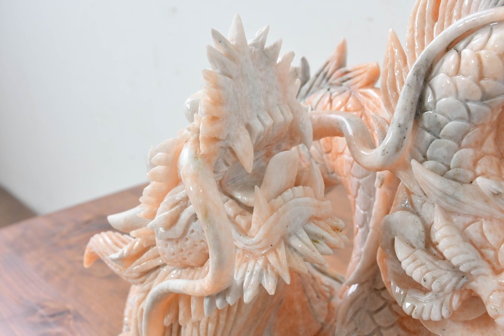 日本製　ピンク色の大理石で表現した躍動感あふれる龍の彫刻　(R-086832)