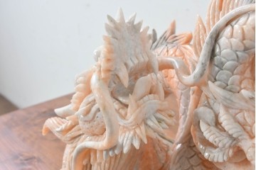 日本製　ピンク色の大理石で表現した躍動感あふれる龍の彫刻　(R-086832)