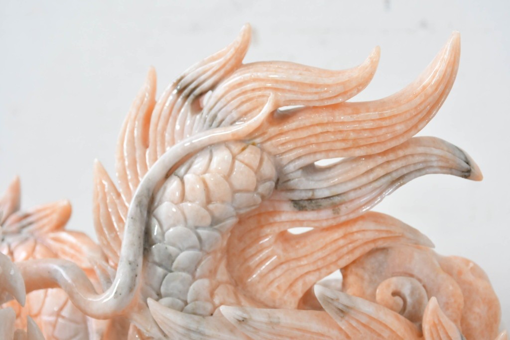 日本製　ピンク色の大理石で表現した躍動感あふれる龍の彫刻　(R-086832)