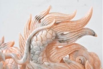 日本製　ピンク色の大理石で表現した躍動感あふれる龍の彫刻　(R-086832)