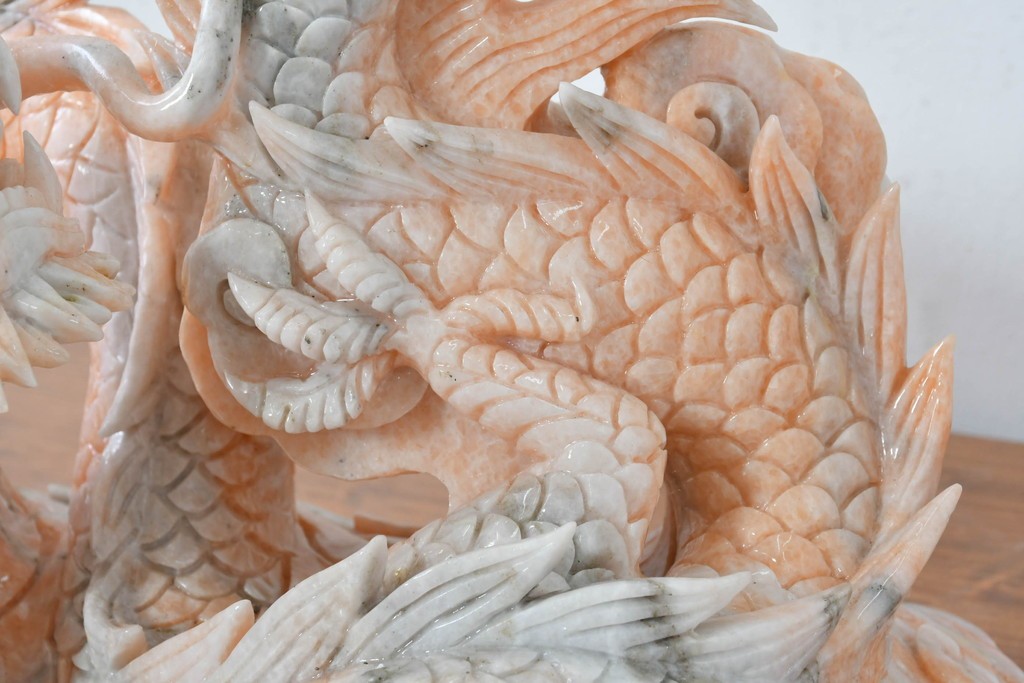 日本製　ピンク色の大理石で表現した躍動感あふれる龍の彫刻　(R-086832)