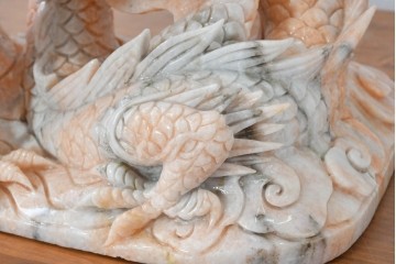 日本製　ピンク色の大理石で表現した躍動感あふれる龍の彫刻　(R-086832)