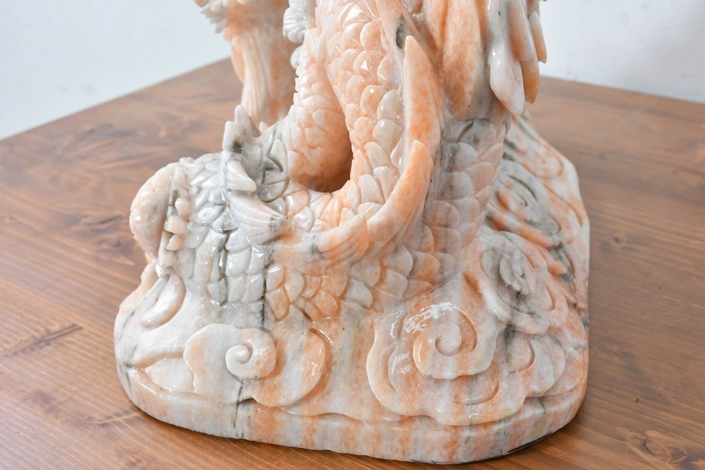 日本製　ピンク色の大理石で表現した躍動感あふれる龍の彫刻　(R-086832)