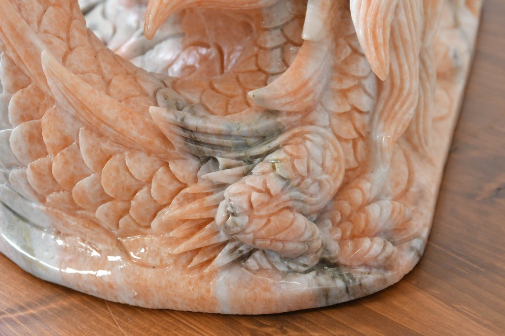 日本製　ピンク色の大理石で表現した躍動感あふれる龍の彫刻　(R-086832)