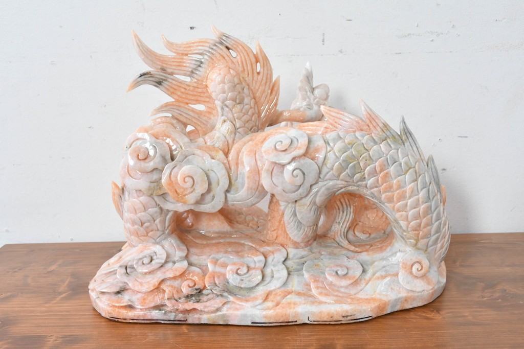 日本製　ピンク色の大理石で表現した躍動感あふれる龍の彫刻　(R-086832)
