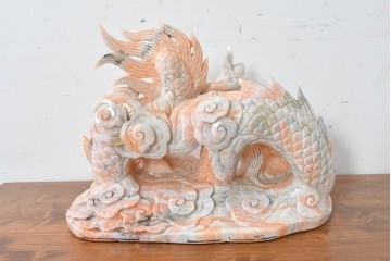 日本製　ピンク色の大理石で表現した躍動感あふれる龍の彫刻　(R-086832)