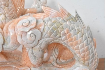 日本製　ピンク色の大理石で表現した躍動感あふれる龍の彫刻　(R-086832)