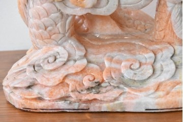 日本製　ピンク色の大理石で表現した躍動感あふれる龍の彫刻　(R-086832)