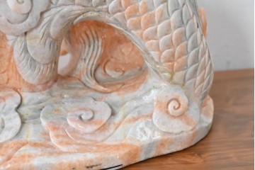 日本製　ピンク色の大理石で表現した躍動感あふれる龍の彫刻　(R-086832)