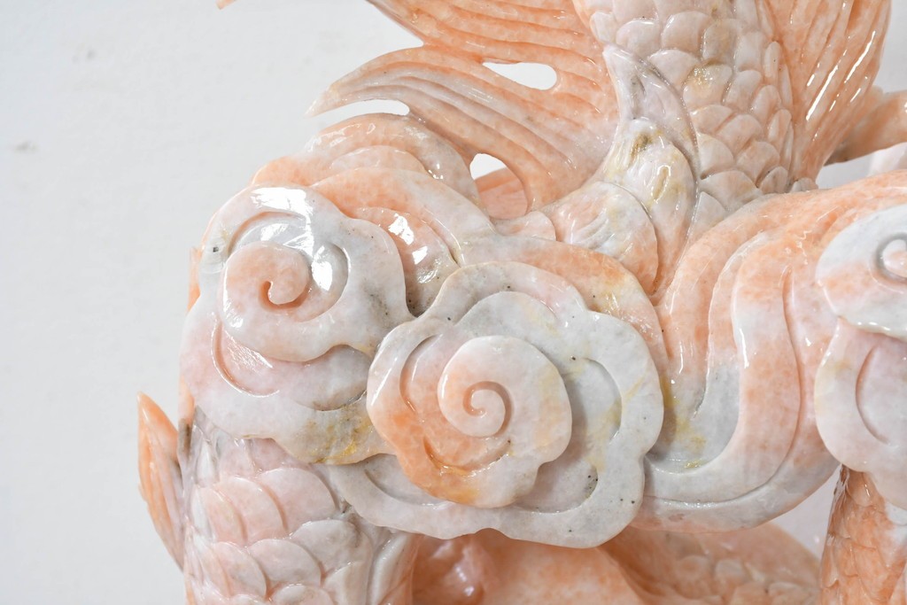 日本製　ピンク色の大理石で表現した躍動感あふれる龍の彫刻　(R-086832)