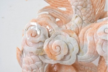 日本製　ピンク色の大理石で表現した躍動感あふれる龍の彫刻　(R-086832)