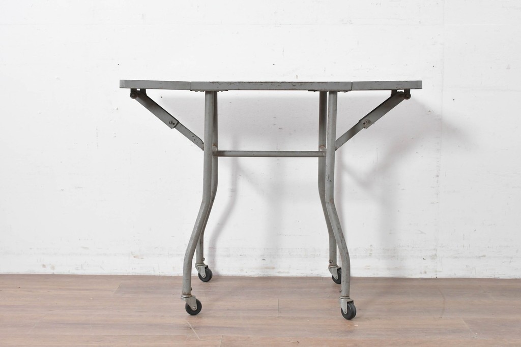 ヨーロッパヴィンテージ　インダストリアル　天板が折りたためる省スペース仕様のキャスター付きタイプライターデスク　(R-086833)