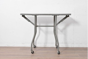 ヨーロッパヴィンテージ　インダストリアル　天板が折りたためる省スペース仕様のキャスター付きタイプライターデスク　(R-086833)