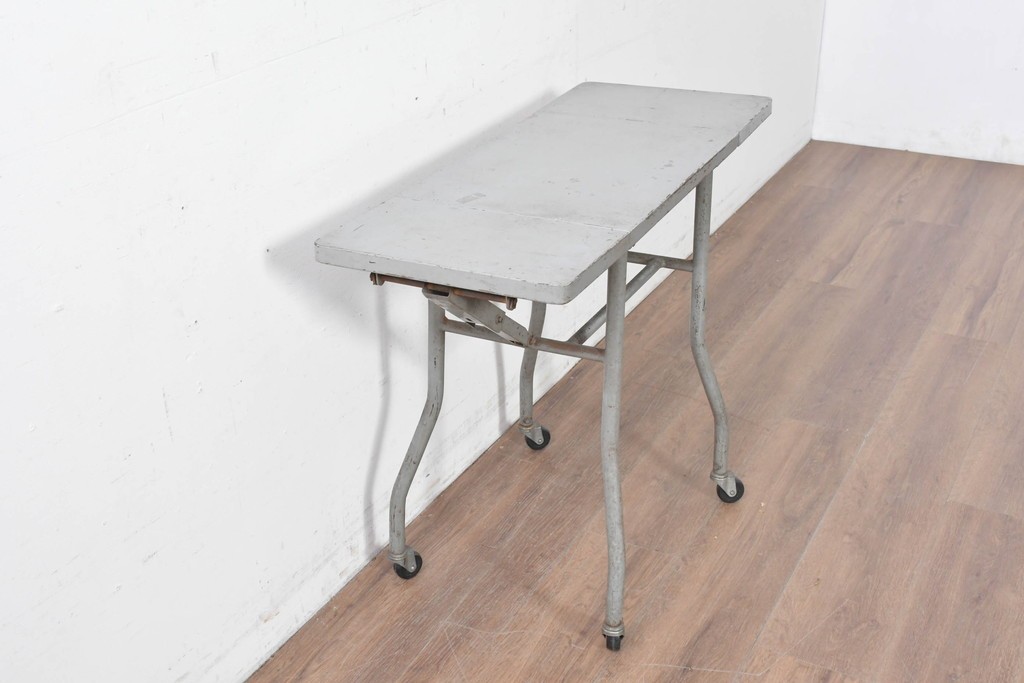 ヨーロッパヴィンテージ　インダストリアル　天板が折りたためる省スペース仕様のキャスター付きタイプライターデスク　(R-086833)