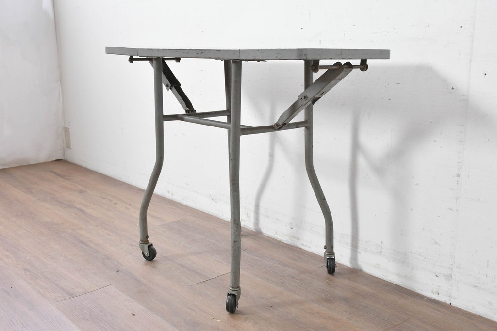 ヨーロッパヴィンテージ　インダストリアル　天板が折りたためる省スペース仕様のキャスター付きタイプライターデスク　(R-086833)