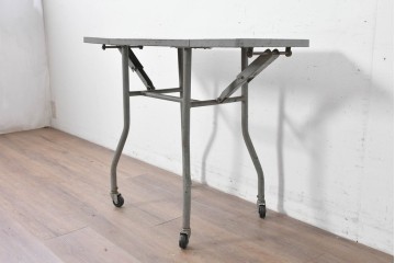 ヨーロッパヴィンテージ　インダストリアル　天板が折りたためる省スペース仕様のキャスター付きタイプライターデスク　(R-086833)