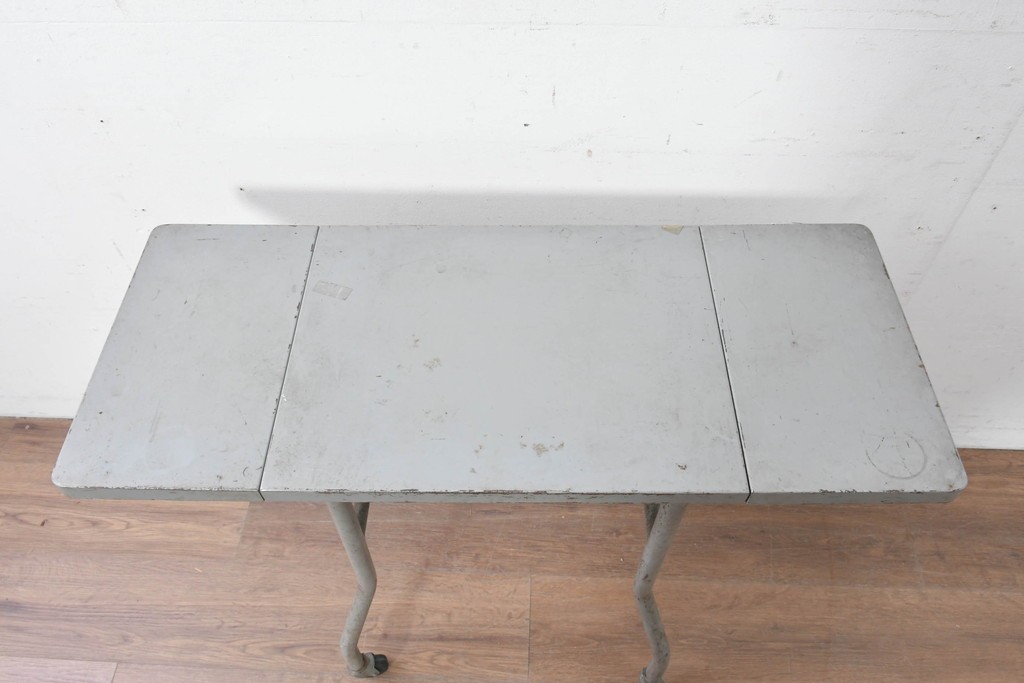 ヨーロッパヴィンテージ　インダストリアル　天板が折りたためる省スペース仕様のキャスター付きタイプライターデスク　(R-086833)