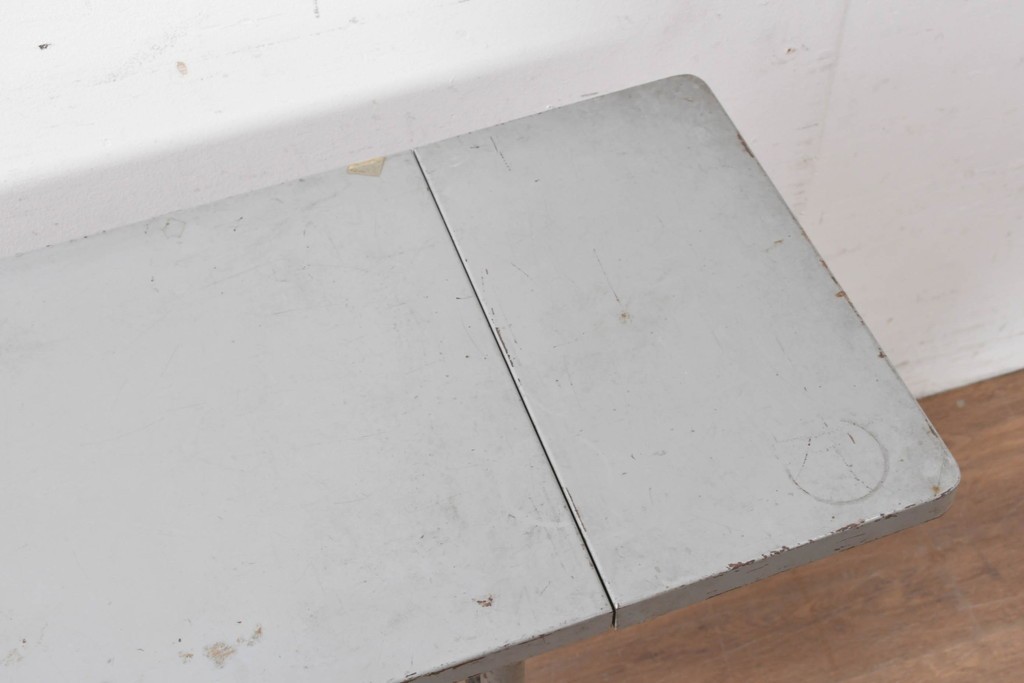 ヨーロッパヴィンテージ　インダストリアル　天板が折りたためる省スペース仕様のキャスター付きタイプライターデスク　(R-086833)