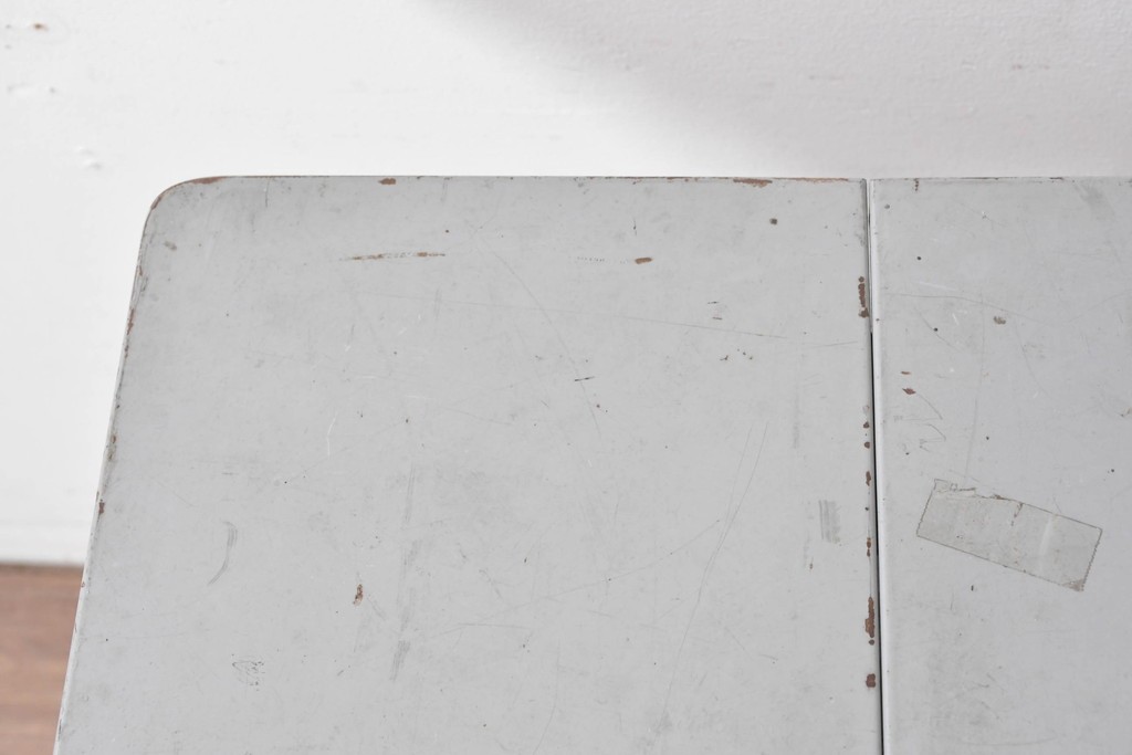 ヨーロッパヴィンテージ　インダストリアル　天板が折りたためる省スペース仕様のキャスター付きタイプライターデスク　(R-086833)