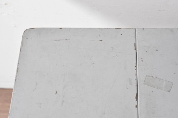 ヨーロッパヴィンテージ　インダストリアル　天板が折りたためる省スペース仕様のキャスター付きタイプライターデスク　(R-086833)