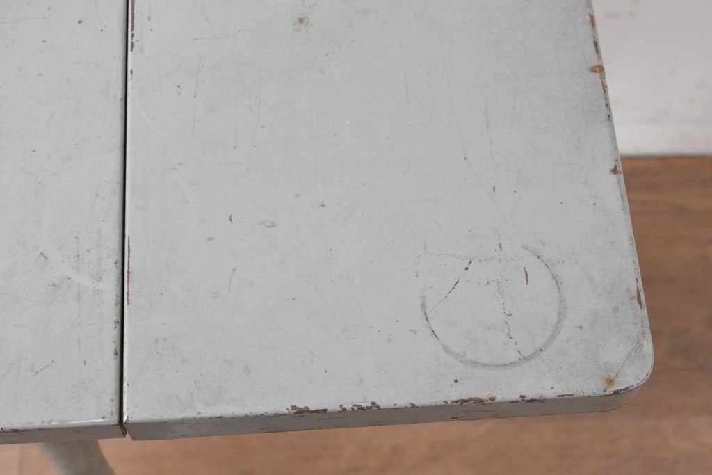 ヨーロッパヴィンテージ　インダストリアル　天板が折りたためる省スペース仕様のキャスター付きタイプライターデスク　(R-086833)