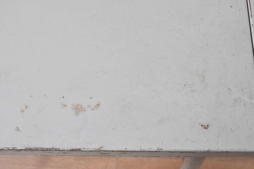 ヨーロッパヴィンテージ　インダストリアル　天板が折りたためる省スペース仕様のキャスター付きタイプライターデスク　(R-086833)