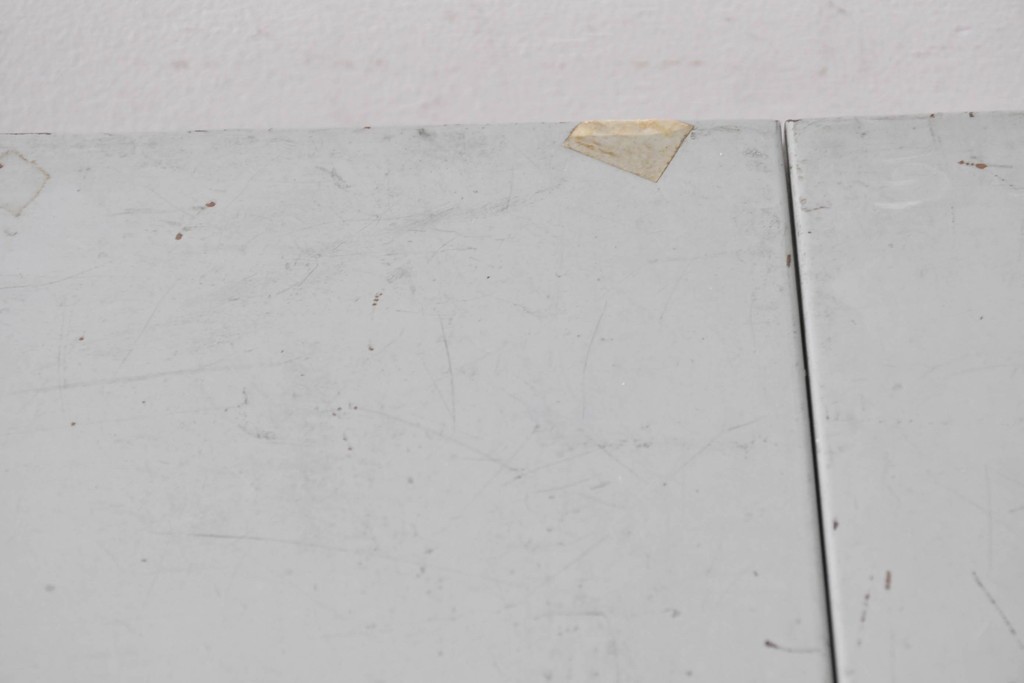 ヨーロッパヴィンテージ　インダストリアル　天板が折りたためる省スペース仕様のキャスター付きタイプライターデスク　(R-086833)