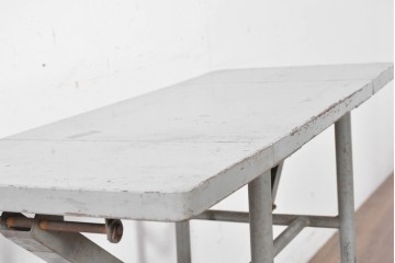 ヨーロッパヴィンテージ　インダストリアル　天板が折りたためる省スペース仕様のキャスター付きタイプライターデスク　(R-086833)