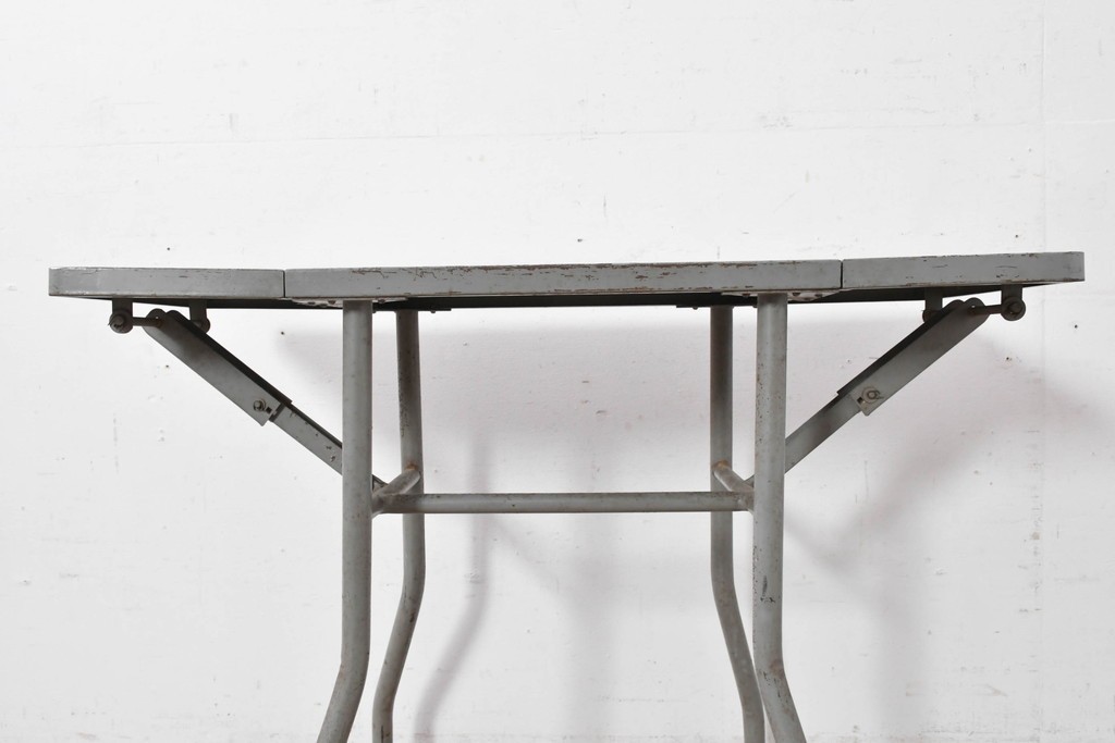 ヨーロッパヴィンテージ　インダストリアル　天板が折りたためる省スペース仕様のキャスター付きタイプライターデスク　(R-086833)