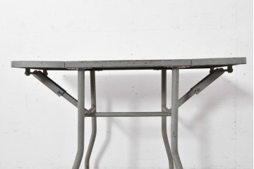 ヨーロッパヴィンテージ　インダストリアル　天板が折りたためる省スペース仕様のキャスター付きタイプライターデスク　(R-086833)