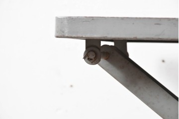 ヨーロッパヴィンテージ　インダストリアル　天板が折りたためる省スペース仕様のキャスター付きタイプライターデスク　(R-086833)