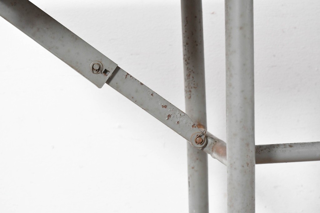 ヨーロッパヴィンテージ　インダストリアル　天板が折りたためる省スペース仕様のキャスター付きタイプライターデスク　(R-086833)