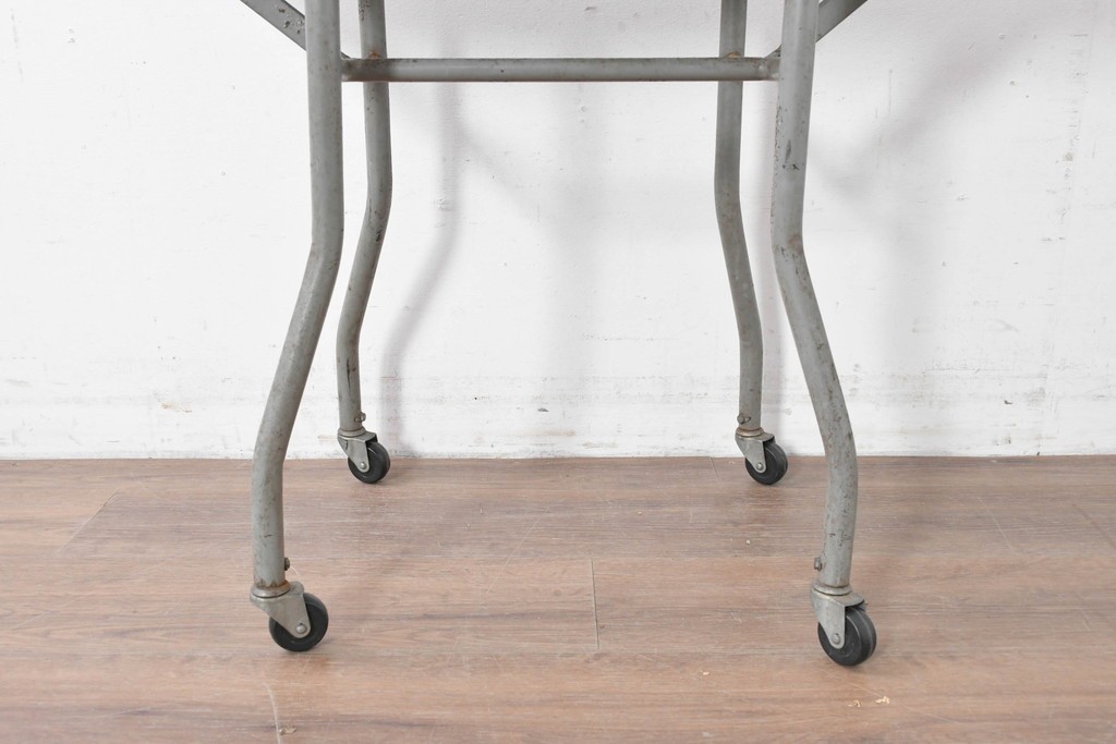 ヨーロッパヴィンテージ　インダストリアル　天板が折りたためる省スペース仕様のキャスター付きタイプライターデスク　(R-086833)