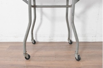 ヨーロッパヴィンテージ　インダストリアル　天板が折りたためる省スペース仕様のキャスター付きタイプライターデスク　(R-086833)