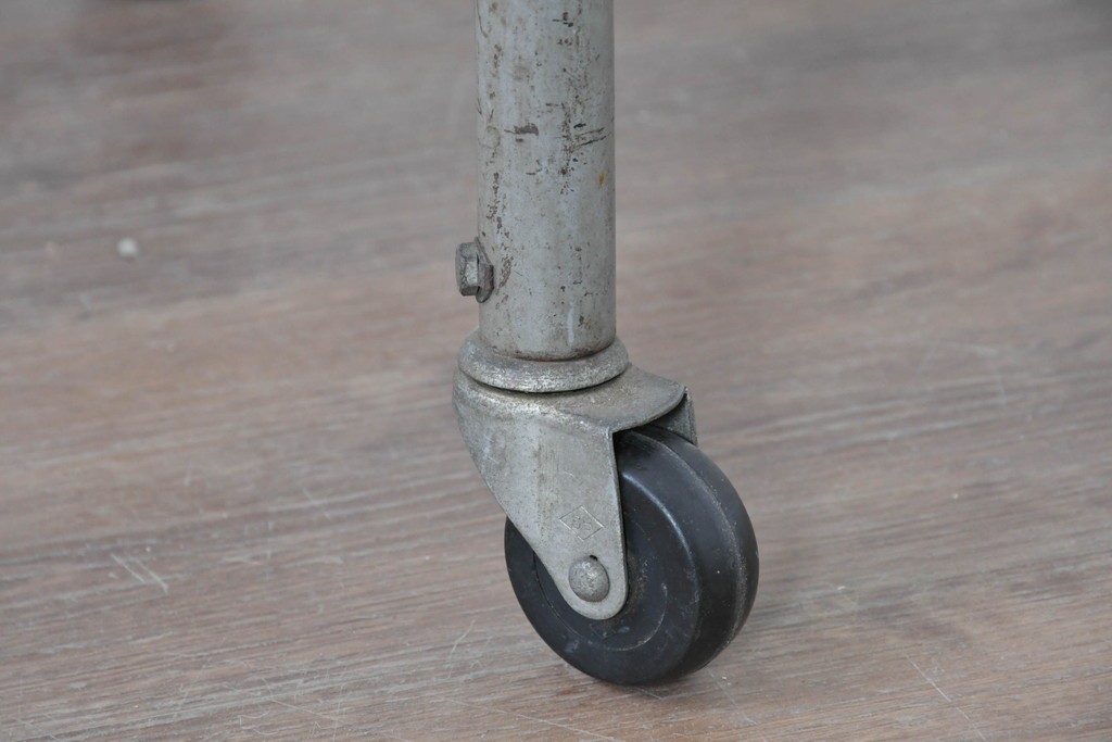 ヨーロッパヴィンテージ　インダストリアル　天板が折りたためる省スペース仕様のキャスター付きタイプライターデスク　(R-086833)