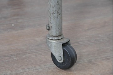 ヨーロッパヴィンテージ　インダストリアル　天板が折りたためる省スペース仕様のキャスター付きタイプライターデスク　(R-086833)