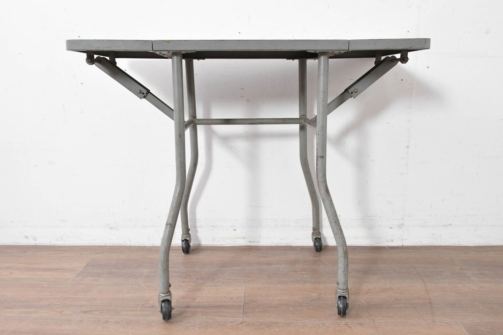 ヨーロッパヴィンテージ　インダストリアル　天板が折りたためる省スペース仕様のキャスター付きタイプライターデスク　(R-086833)