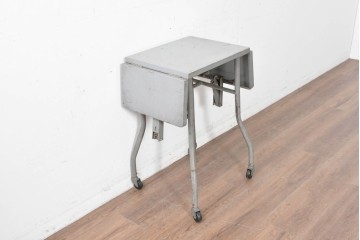 ヨーロッパヴィンテージ　インダストリアル　天板が折りたためる省スペース仕様のキャスター付きタイプライターデスク　(R-086833)