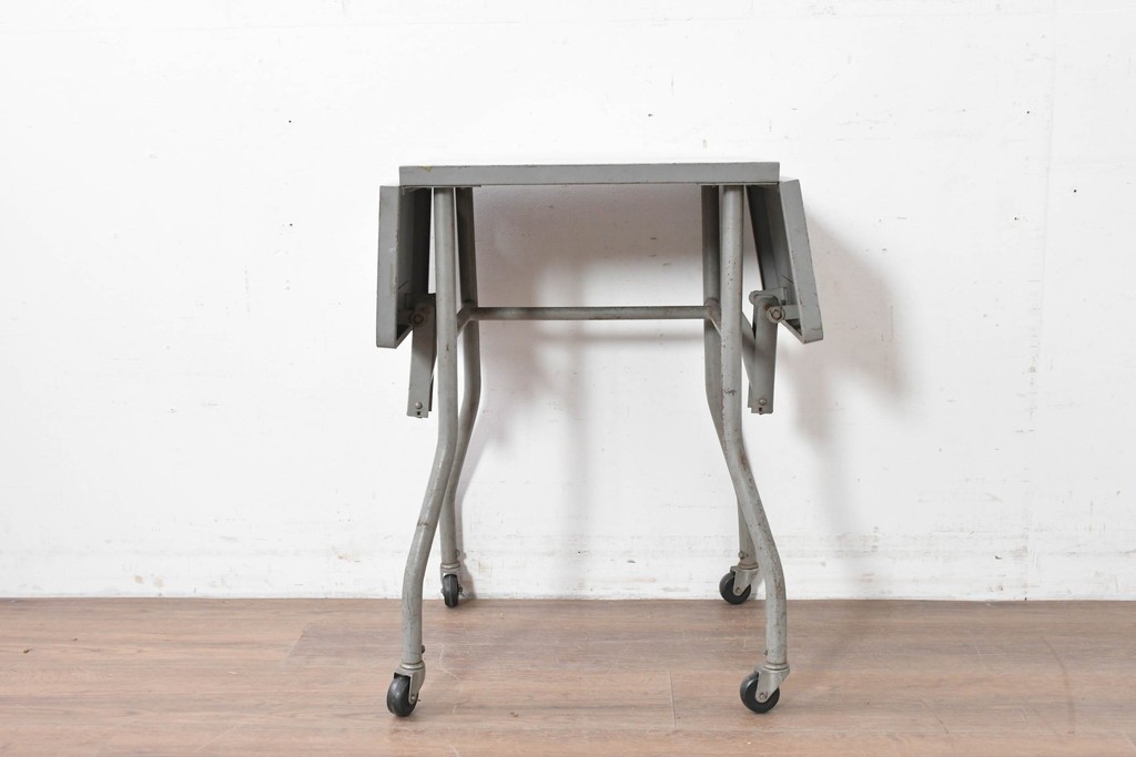 ヨーロッパヴィンテージ　インダストリアル　天板が折りたためる省スペース仕様のキャスター付きタイプライターデスク　(R-086833)