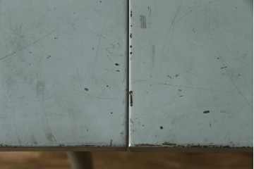ヨーロッパヴィンテージ　インダストリアル　キャスター付き　天板が折りたためる省スペース仕様のタイプライターデスク　(R-086833)