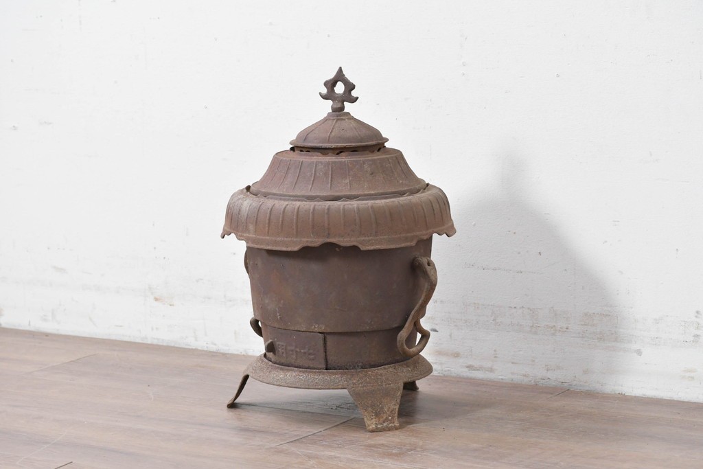 【簡易リペア限定品】　コンパクトながらも存在感のあるフォルムが目を引く練炭ストーブ　(R-086835)