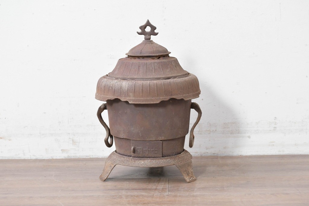 【簡易リペア限定品】　コンパクトながらも存在感のあるフォルムが目を引く練炭ストーブ　(R-086835)