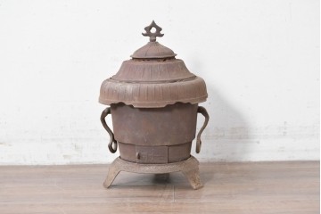 【簡易リペア限定品】　コンパクトながらも存在感のあるフォルムが目を引く練炭ストーブ　(R-086835)