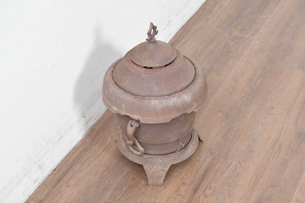 【簡易リペア限定品】　コンパクトながらも存在感のあるフォルムが目を引く練炭ストーブ　(R-086835)