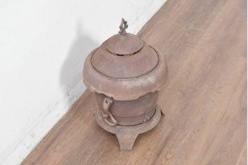 【簡易リペア限定品】　コンパクトながらも存在感のあるフォルムが目を引く練炭ストーブ　(R-086835)