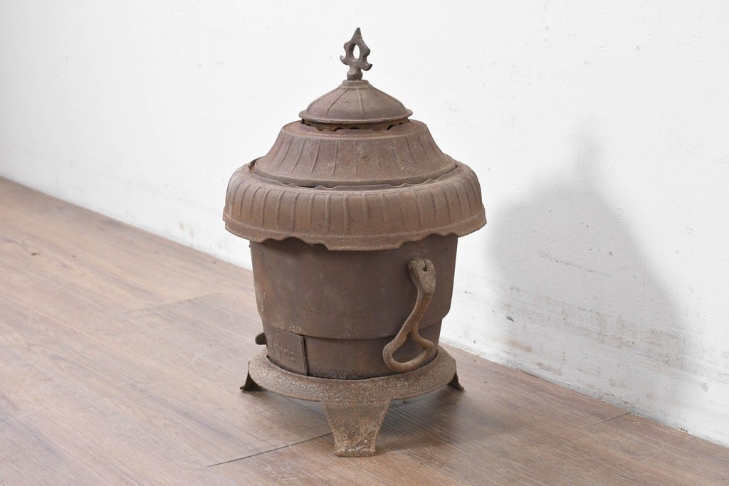 【簡易リペア限定品】　コンパクトながらも存在感のあるフォルムが目を引く練炭ストーブ　(R-086835)