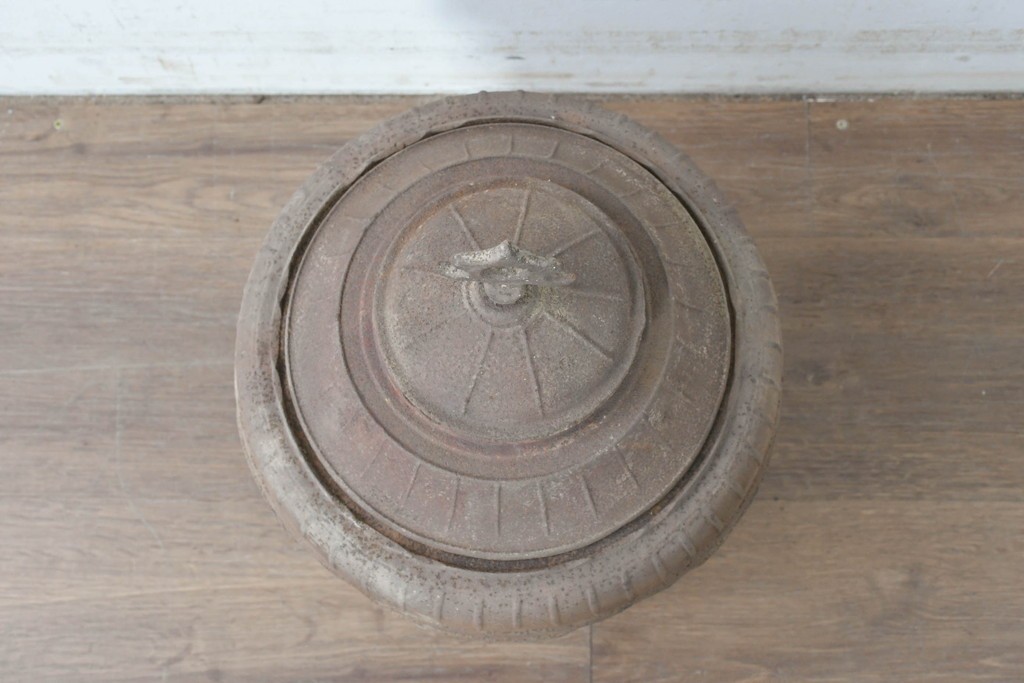 【簡易リペア限定品】　コンパクトながらも存在感のあるフォルムが目を引く練炭ストーブ　(R-086835)