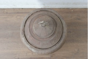 【簡易リペア限定品】　コンパクトながらも存在感のあるフォルムが目を引く練炭ストーブ　(R-086835)